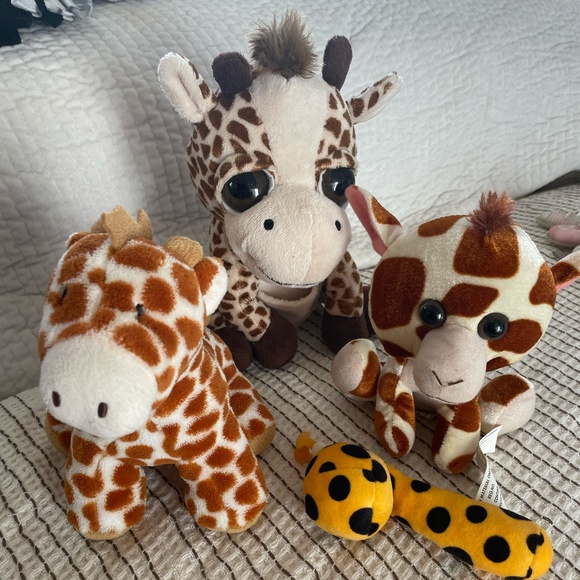LOT OF 4 MISC PLUSH GIRAFFE KIDS TOYS - Picture 1 of 11